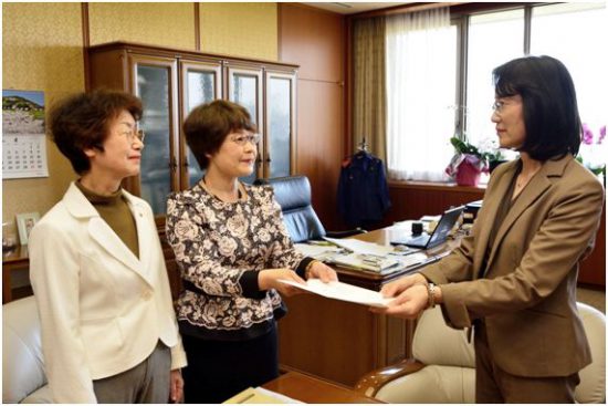 要望書を手渡す、左から、山口律子 県議、高瀬菜穂子 県議　 右端は「特命チーム」リーダーの大曲昭恵 副知事 