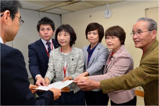 右から、梅崎和弘柳川市議、高瀬菜穂子福岡県議、伊勢田良子党福岡県副委員長、武藤明美佐賀県議、井上祐輔佐賀県議（4月14日　九州防衛局）