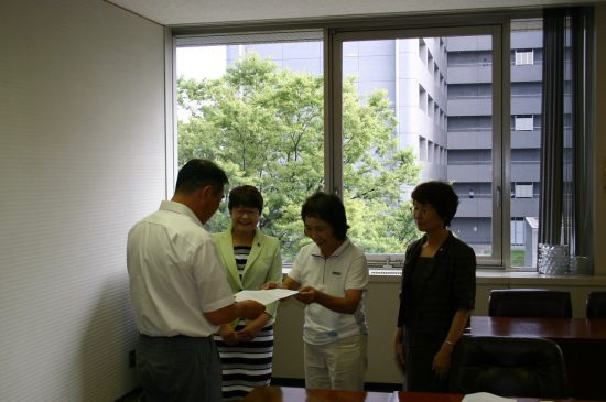 要請書を手渡す県農民組合の代表（中央）と高瀬菜穂子県議（その左）、山口律子県議（同右）