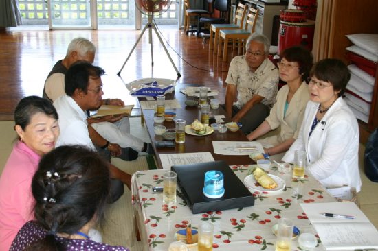 子どもの居場所づくりにとりくむ、一般社団法人「きっずまぁる」のみなさんと懇談 （右から高瀬菜穂子、山口律子両県議、玉城武光沖縄県議） 