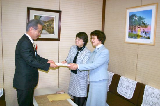 要望書を手渡す、山口律子、高瀬菜穂子の両県議（右から）　左は秘書室長